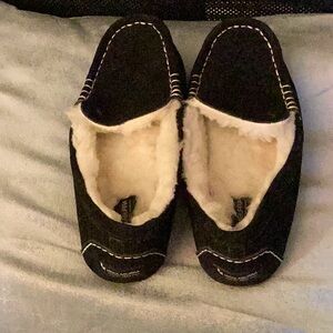Like new Koolaburra by UG Black with white stitching and lining leather slipper